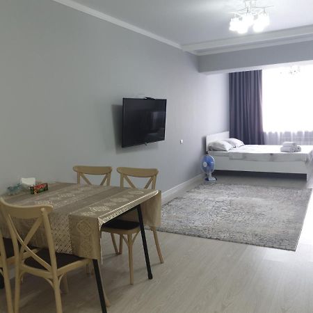 Центр Арбат Уютные Апартаменты В Новом Жк Almaty Esterno foto