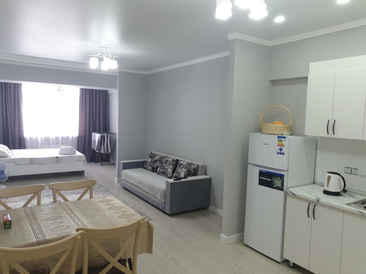 Центр Арбат Уютные Апартаменты В Новом Жк Almaty Esterno foto