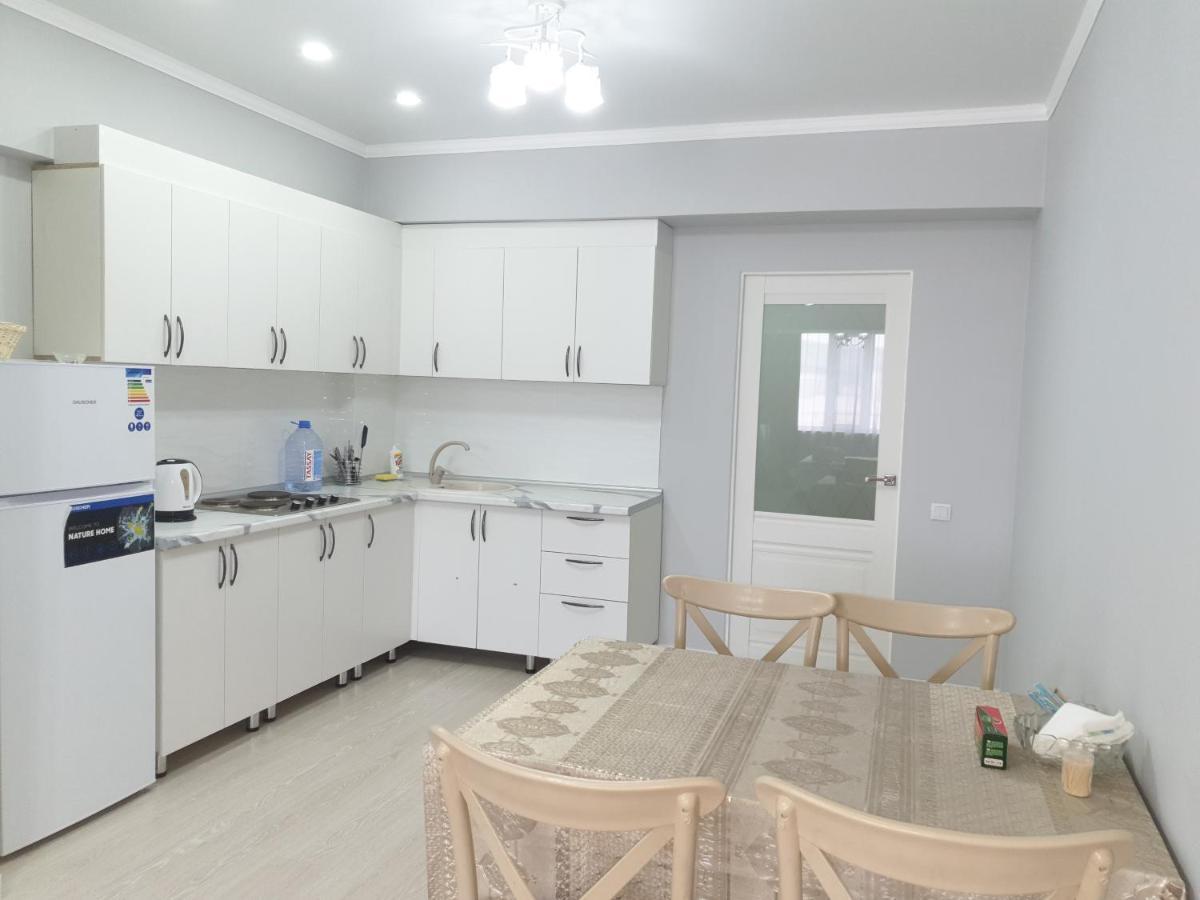 Центр Арбат Уютные Апартаменты В Новом Жк Almaty Esterno foto