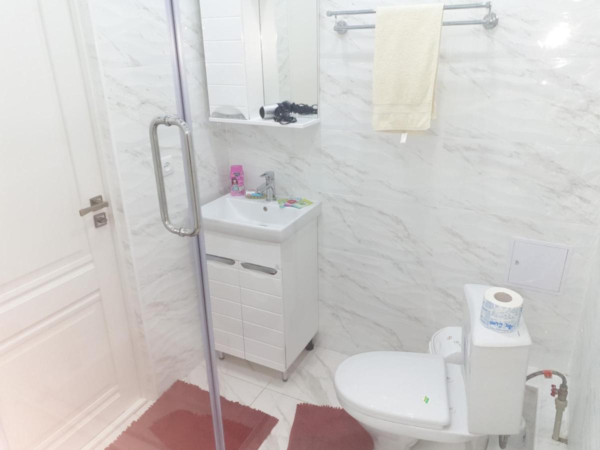 Центр Арбат Уютные Апартаменты В Новом Жк Almaty Esterno foto