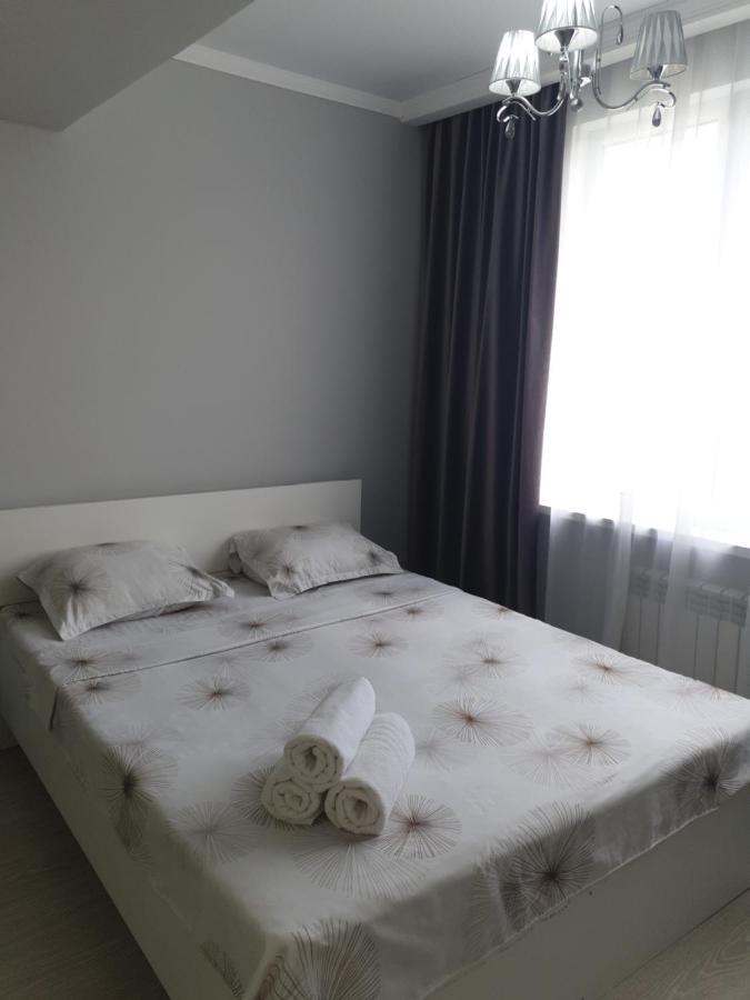 Центр Арбат Уютные Апартаменты В Новом Жк Almaty Esterno foto